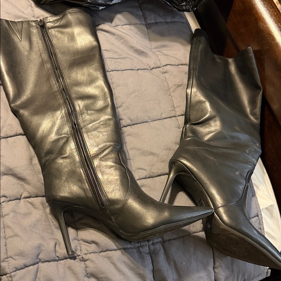 Elegant Black Leather Knee-High Boots - Picture 2 of 6